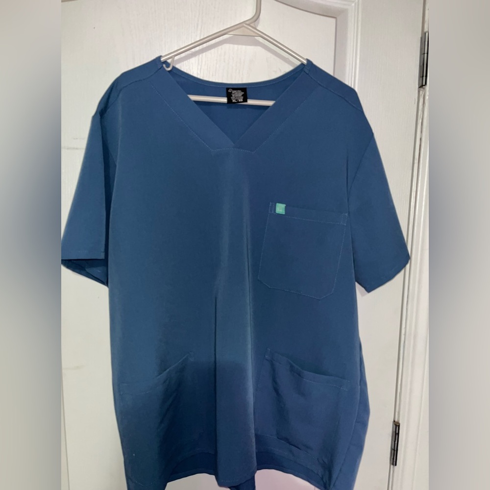 Garde Malade Men’s 3 Pocket Scrub Top